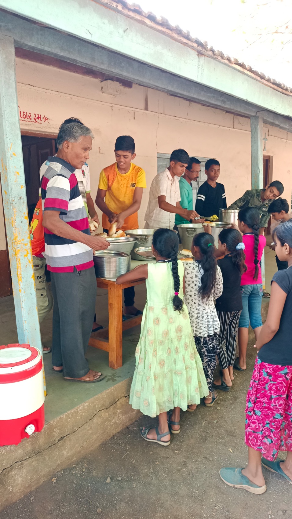 Serving food to waiting children